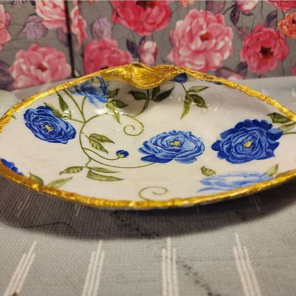 DECOUPAGE CLAM SHELL DECOUPAGE BLUE FLOWERS ON A CLAM SHELL TRINKET DISH - Picture 7 of 12